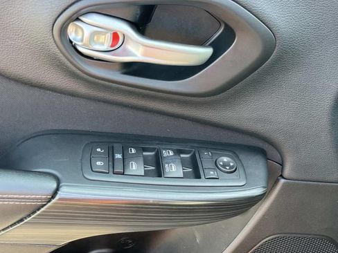 Used 2015 Jeep Cherokee Latitude FWD image 24