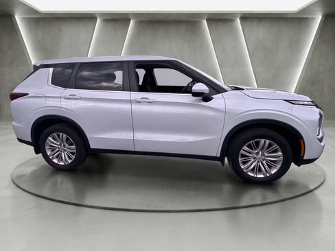 Used 2024 Mitsubishi Outlander ES AWD/4WD image 2