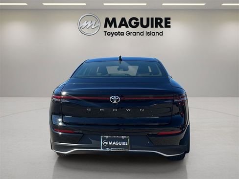 Used 2023 Toyota Crown XLE image 5