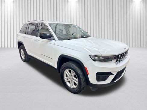 Used 2023 Jeep Grand Cherokee Laredo image 2