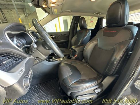 Used 2015 Jeep Cherokee Trailhawk image 8
