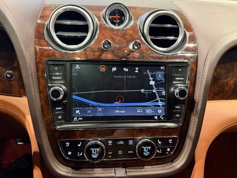 Used 2018 Bentley Bentayga AWD/4WD image 15