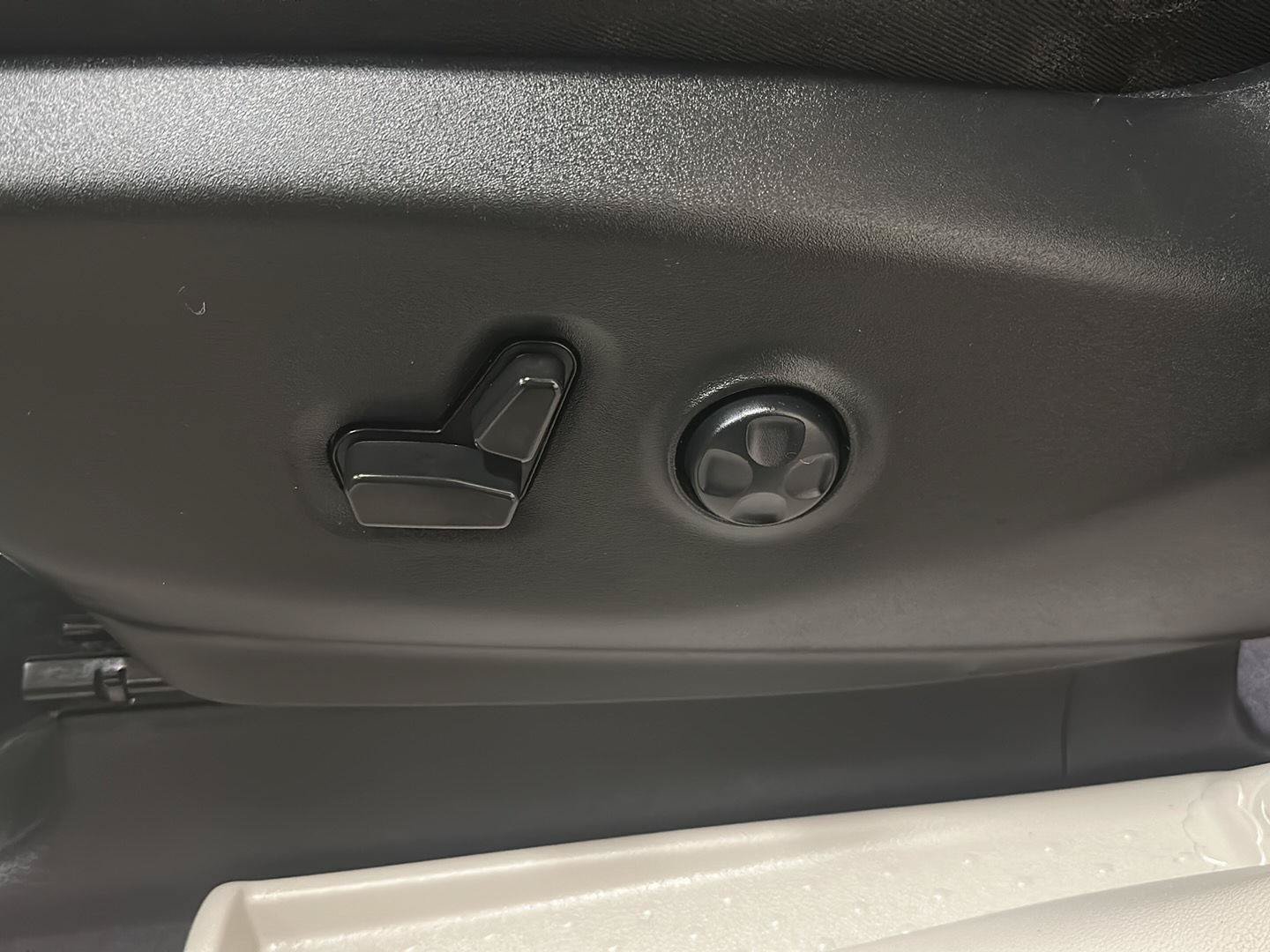 Certified 2023 Chrysler Pacifica Limited FWD image 16
