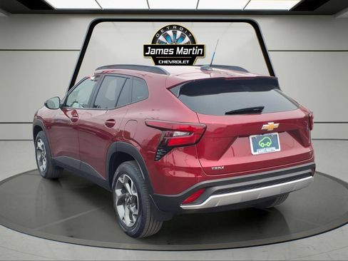 Used 2025 Chevrolet Trax LT w/ LT Convenience Package FWD image 6