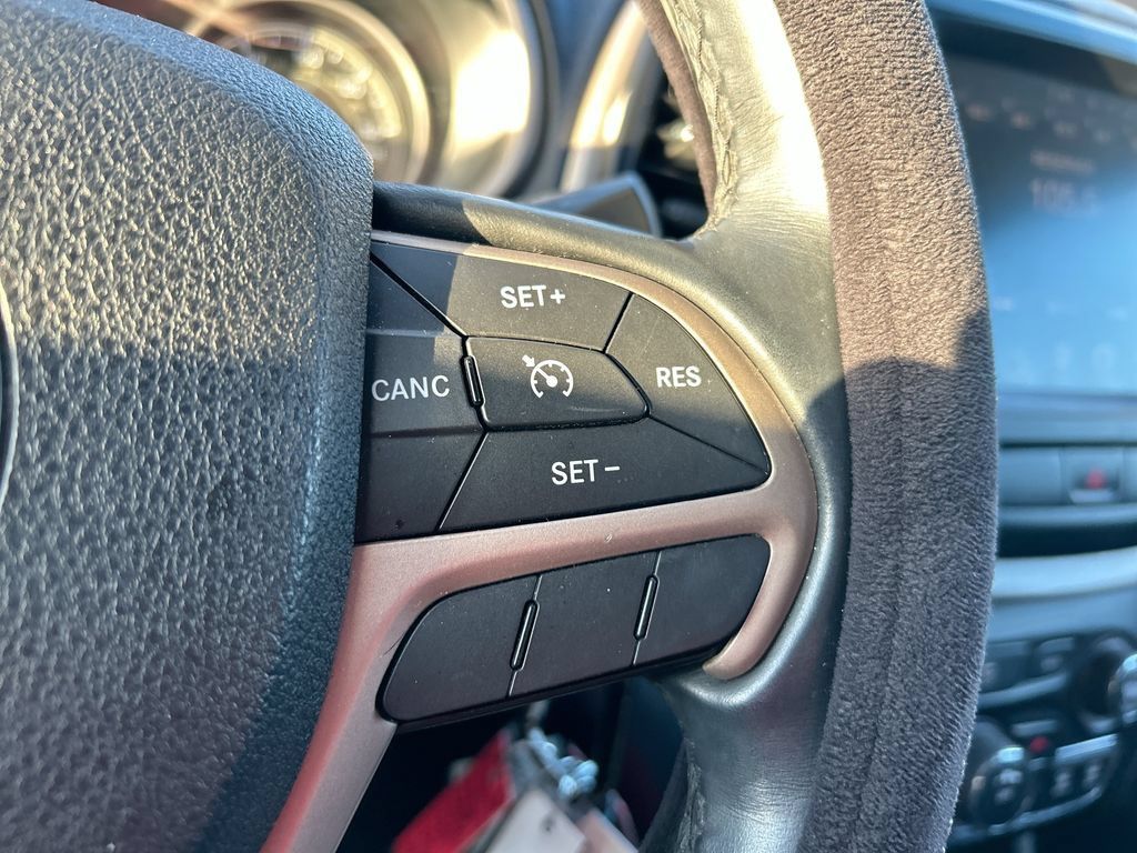Used 2017 Jeep Cherokee Latitude FWD image 15