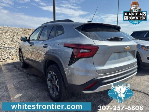 Used 2025 Chevrolet Trax LT FWD image 2