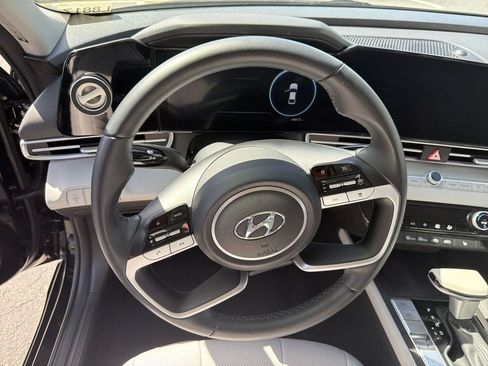 Used 2022 Hyundai Elantra Limited FWD image 12