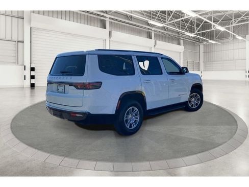 Used 2024 Jeep Wagoneer 2WD image 17