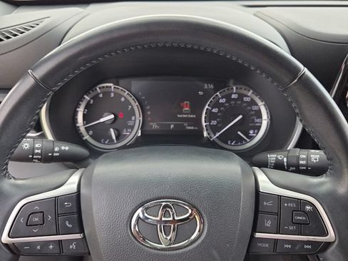 Used 2022 Toyota Highlander XSE AWD/4WD image 21