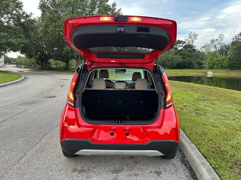 Used 2025 Kia Soul LX w/ LX Technology Package FWD image 11