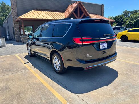 Used 2022 Chrysler Pacifica Touring-L w/ Uconnect Theater Family Group FWD image 7