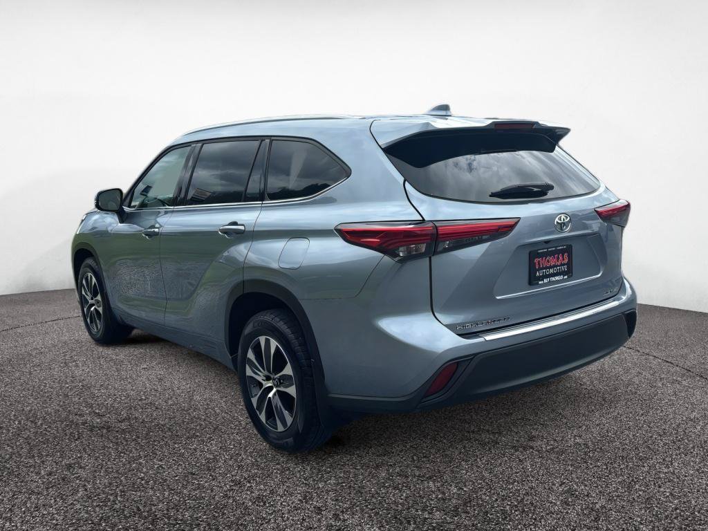 Used 2022 Toyota Highlander XLE AWD/4WD image 5