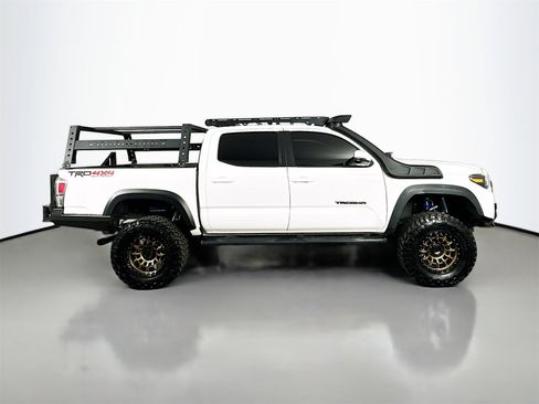 Used 2022 Toyota Tacoma TRD Off-Road image 8