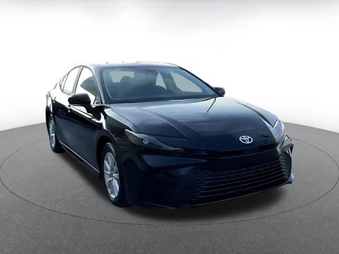 Used 2025 Toyota Camry LE image 3