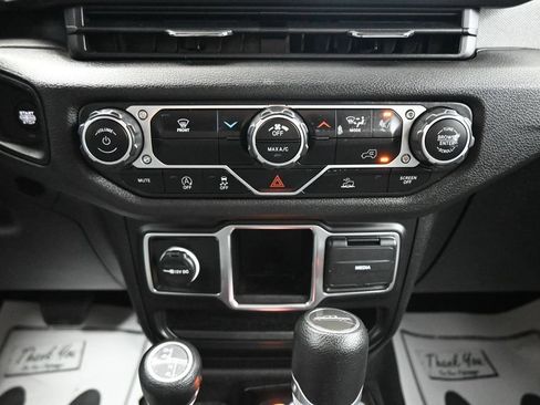 Used 2024 Jeep Gladiator Sport AWD/4WD image 18