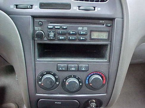 Used 2005 Hyundai Elantra GLS FWD image 23