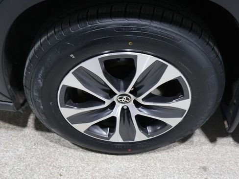 Used 2023 Toyota Highlander XLE image 10