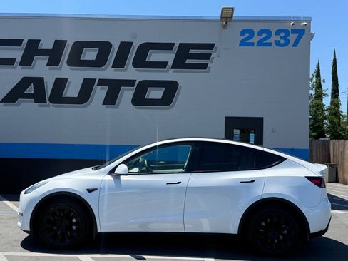 Used 2021 Tesla Model Y Long Range AWD/4WD image 21