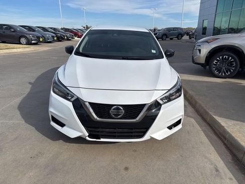 Used 2022 Nissan Versa SR image 2