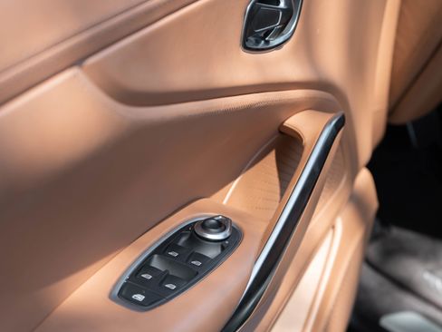 Used 2021 Aston Martin DBX AWD/4WD image 15