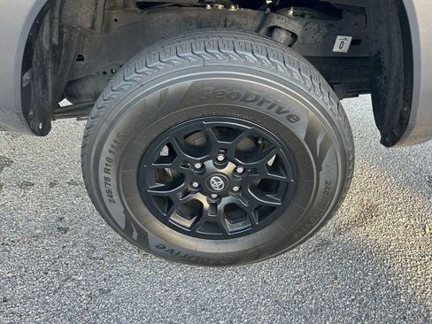 Used 2022 Toyota Tacoma SR5 RWD image 9