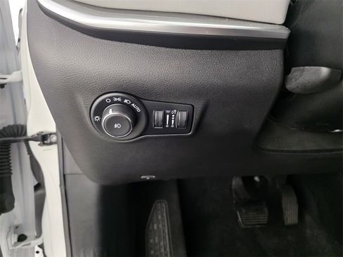 Certified 2025 Jeep Compass Limited image 26