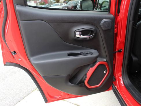 Used 2018 Jeep Renegade Trailhawk AWD/4WD image 17