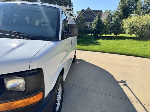 Used 2015 Chevrolet Express 2500 RWD image 32