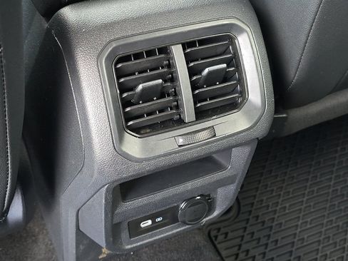 Used 2022 Volkswagen Tiguan SE image 13