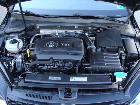 Used 2017 Volkswagen Golf S image 38