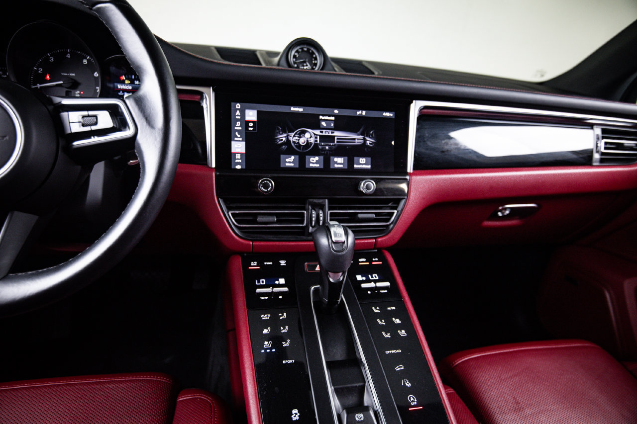 Certified 2024 Porsche Macan AWD/4WD image 19