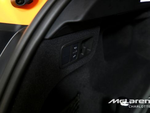 Used 2022 Lamborghini Urus AWD/4WD image 23