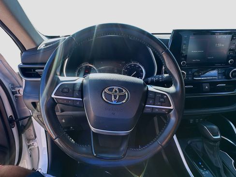 Used 2022 Toyota Highlander XLE image 10