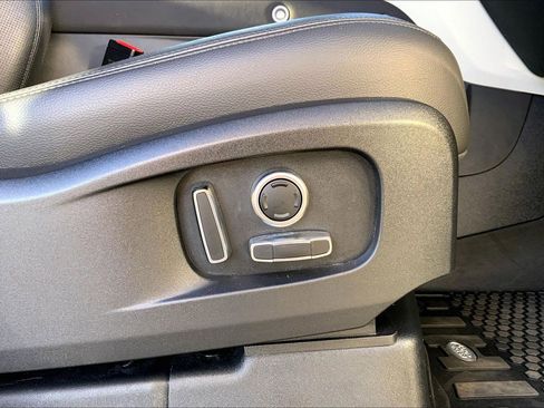 Used 2023 Land Rover Defender 130 SE image 36