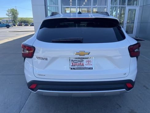 Used 2025 Chevrolet Trax LT FWD image 32