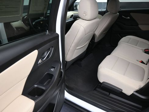 Used 2022 Chevrolet Traverse LS FWD image 17