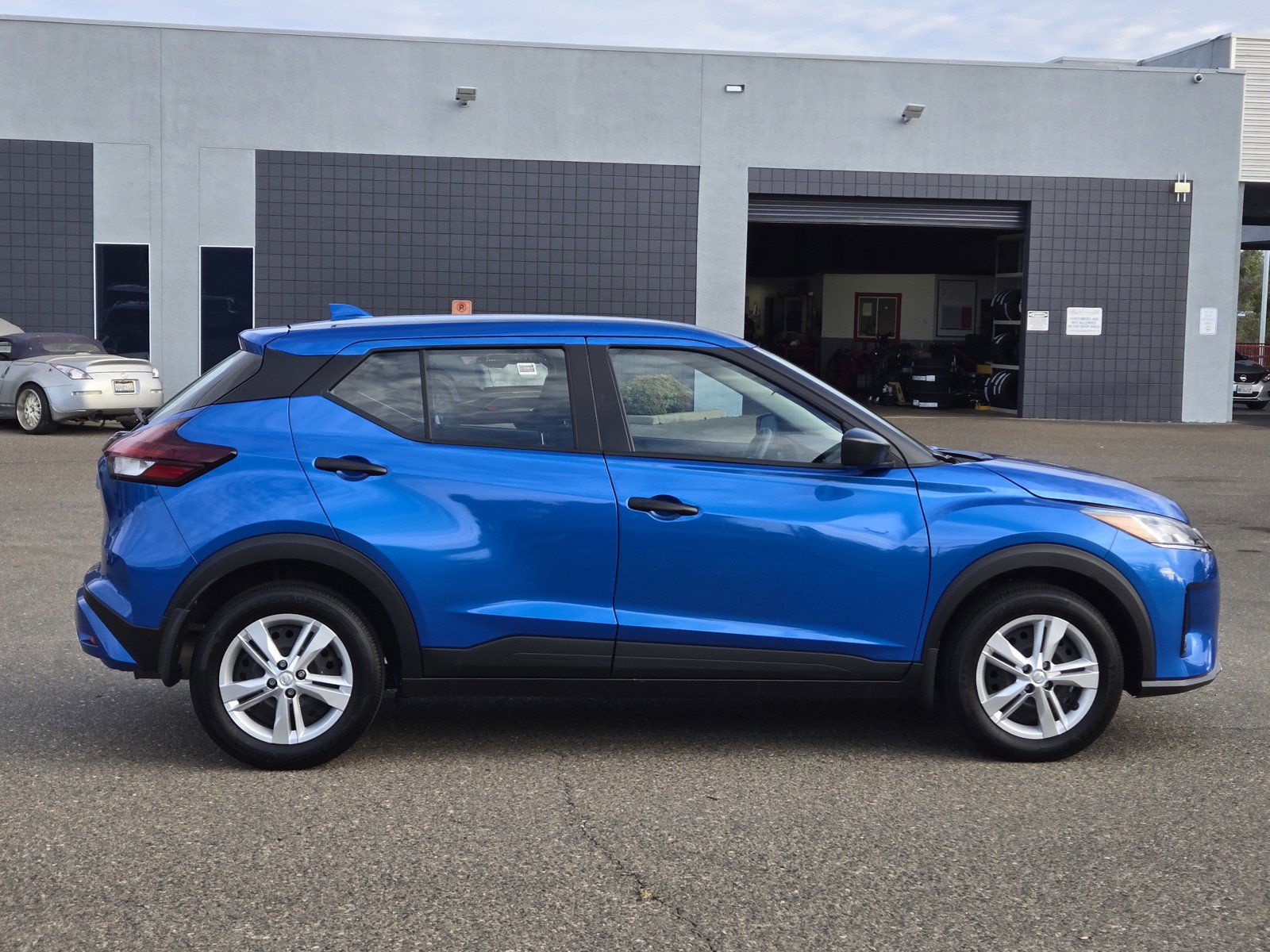 Used 2025 Nissan Kicks Play S FWD image 3