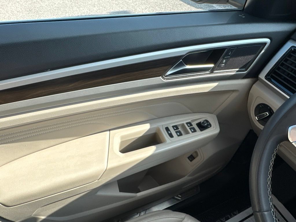 Used 2023 Volkswagen Atlas SE w/ Panoramic Sunroof Package FWD image 18