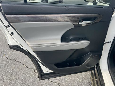Used 2022 Toyota Highlander Platinum image 18