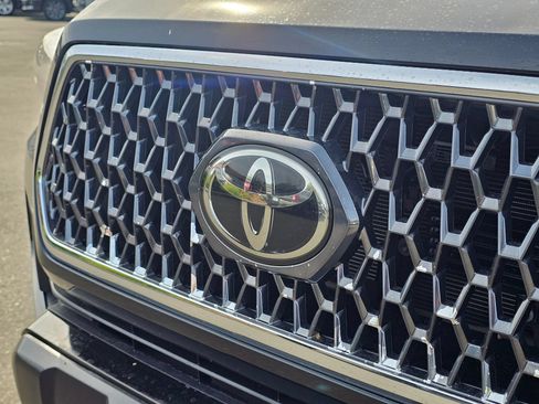 Used 2019 Toyota Tacoma TRD Off-Road w/ TRD Premium Off Road Package AWD/4WD image 11