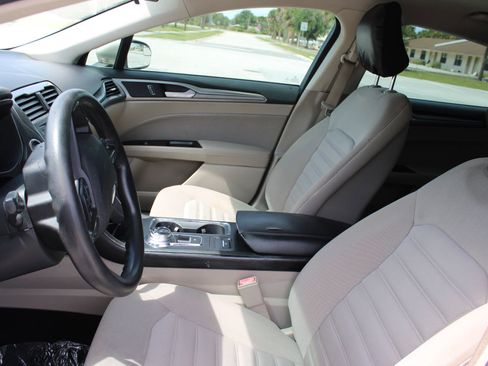 Used 2017 Ford Fusion SE FWD image 6