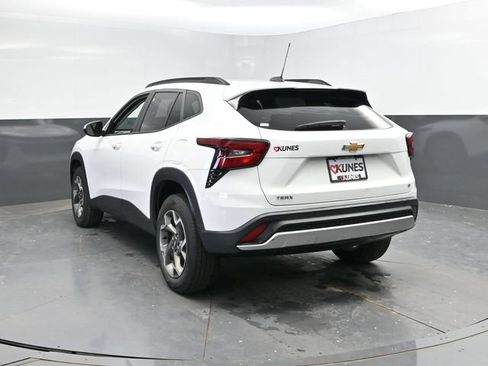 Used 2025 Chevrolet Trax LT w/ LT Convenience Package FWD image 10