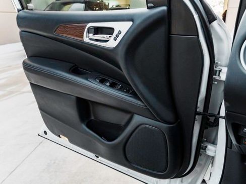Used 2019 Nissan Pathfinder Platinum image 19