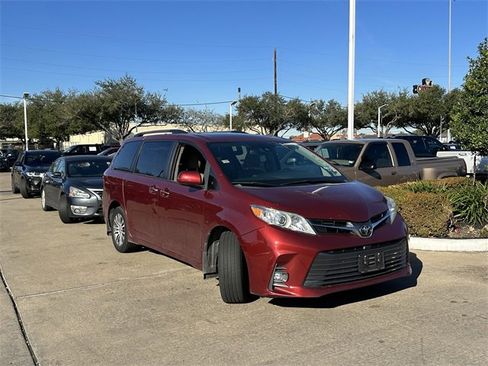 Used 2020 Toyota Sienna XLE image 3