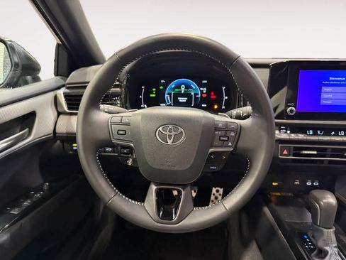 Used 2025 Toyota Camry SE image 13