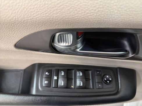 Used 2020 Chrysler Pacifica Touring-L image 14