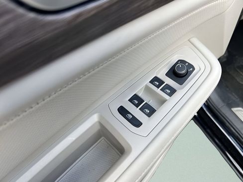 Used 2025 Volkswagen Atlas SEL image 13