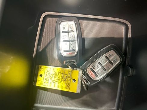 Certified 2025 Chrysler Pacifica Select FWD image 20