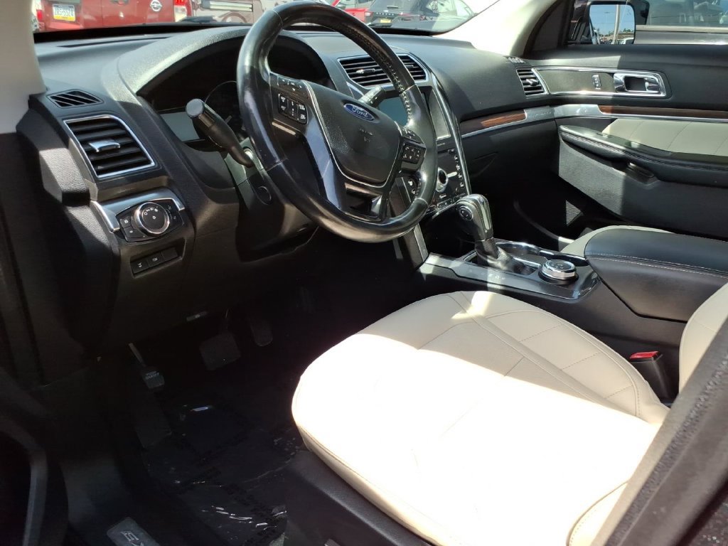 Used 2019 Ford Explorer Limited w/ Limited Luxury Package AWD/4WD image 9