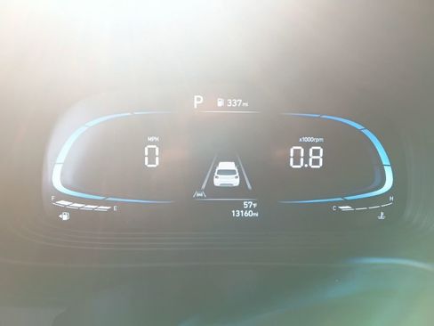 Used 2025 Hyundai Venue SEL FWD image 2